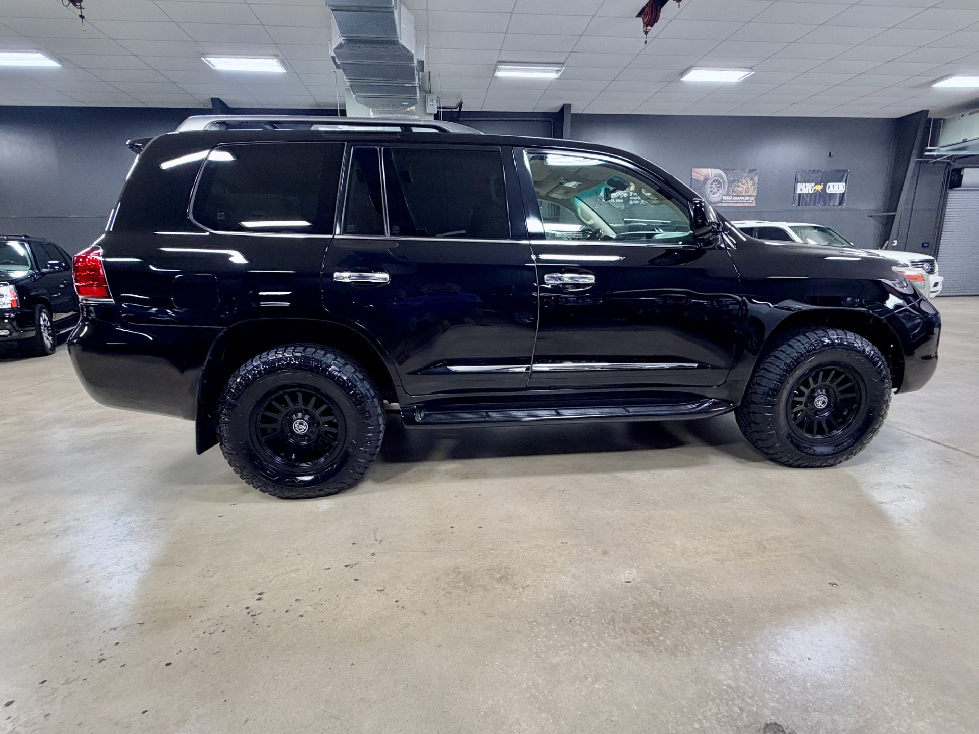 Used 2009 Lexus LX 570 4WD w/ Preferred Accessory Pkg image 9