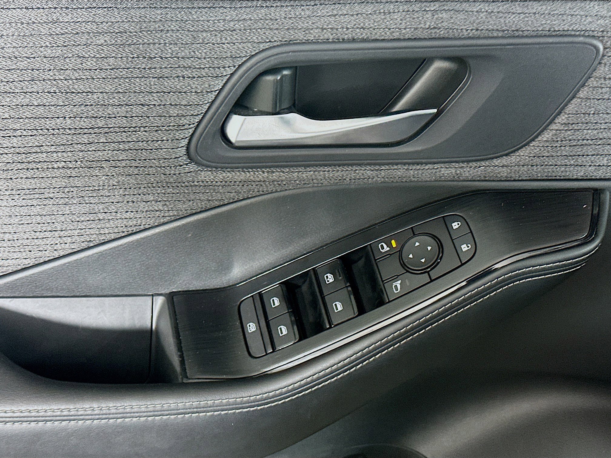 Used 2023 Nissan Rogue SV image 13