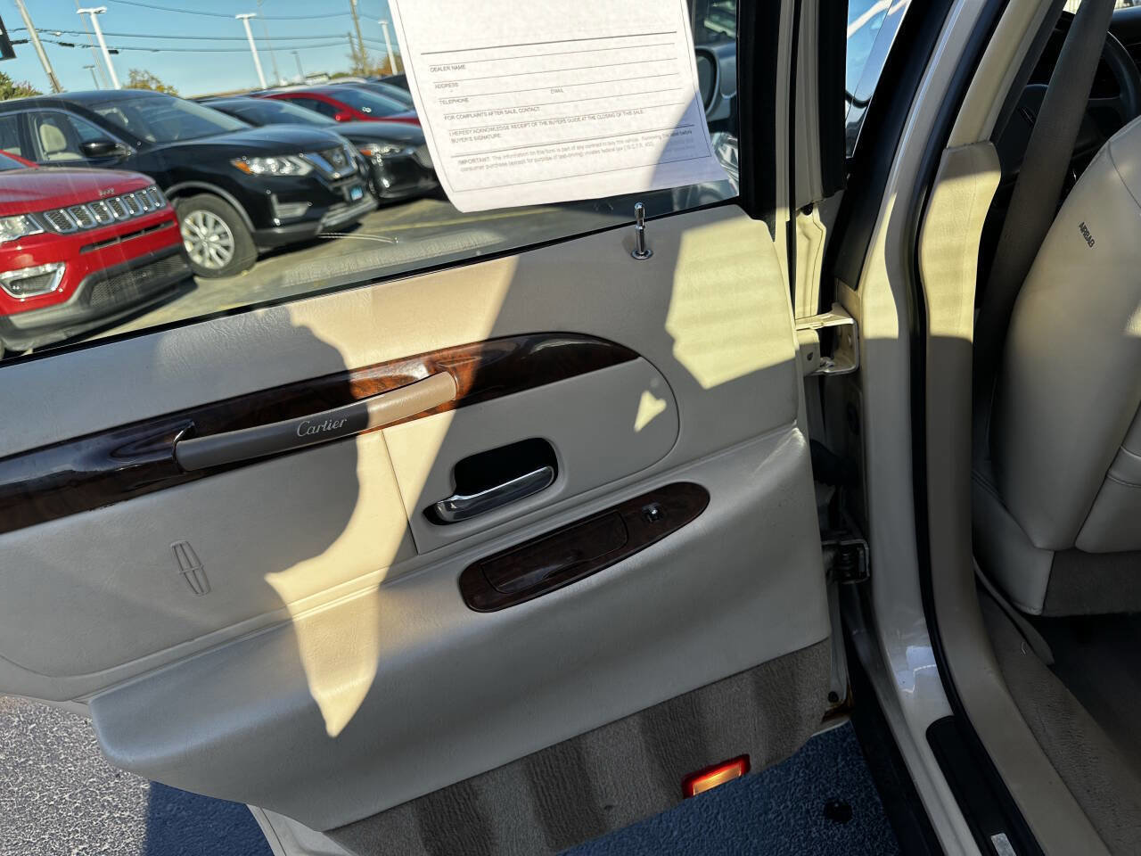Used 2000 Lincoln Town Car Cartier image 28