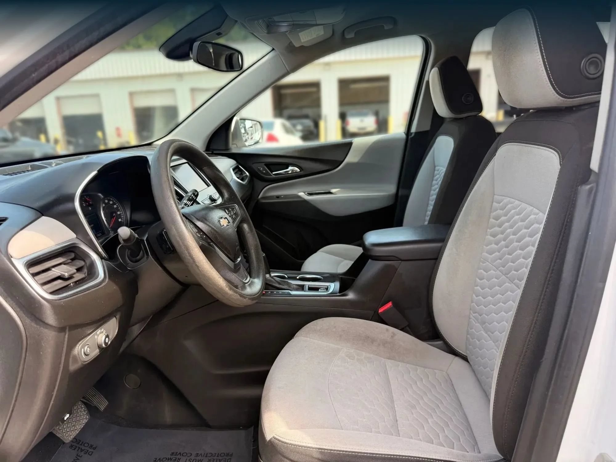 Used 2020 Chevrolet Equinox LT FWD image 2