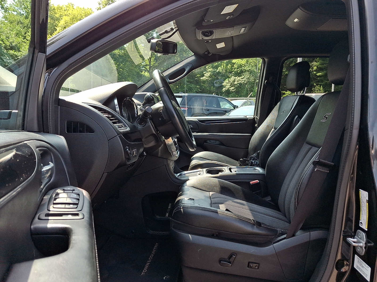 Used 2014 Chrysler Town & Country S FWD image 18