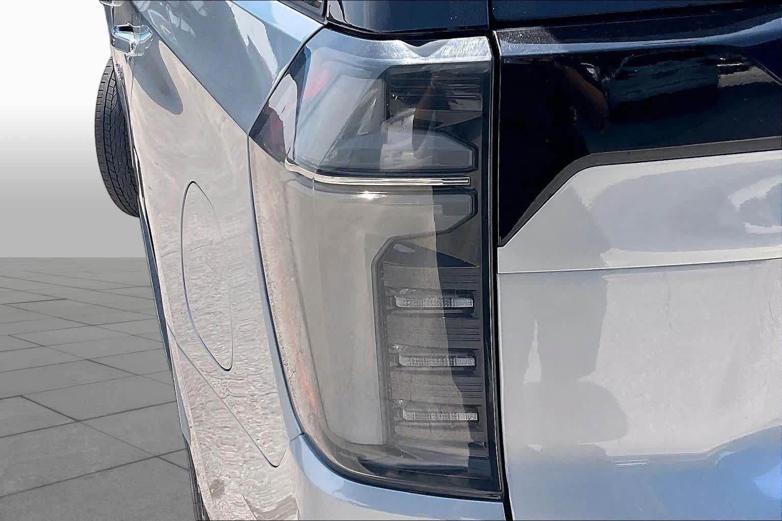 Used 2025 Chevrolet Tahoe Premier AWD/4WD image 28