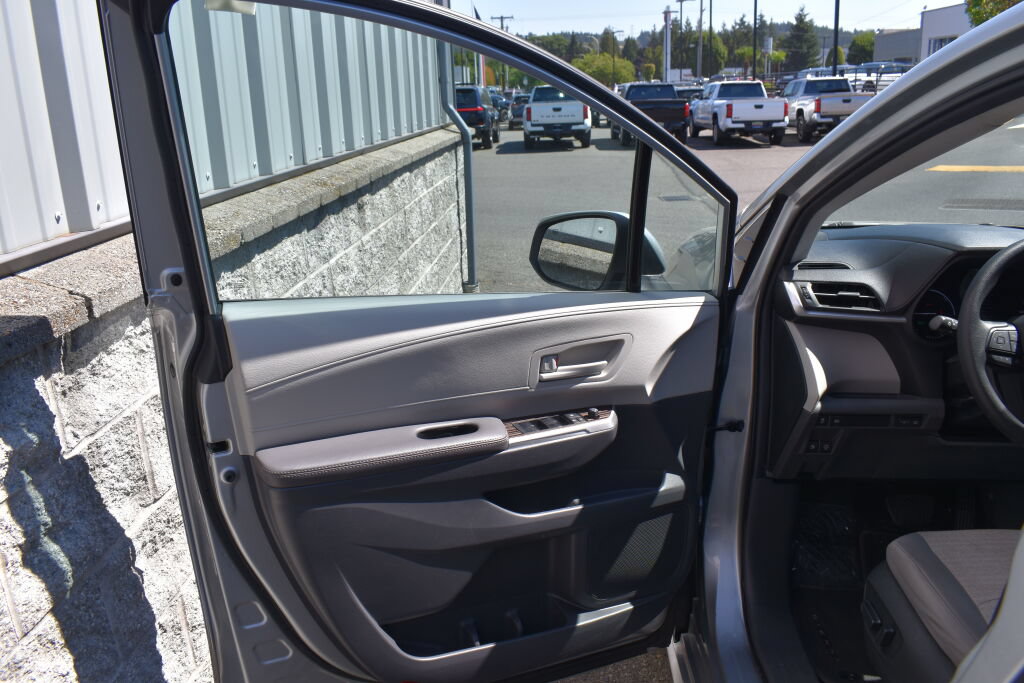 Certified 2024 Toyota Sienna LE AWD/4WD image 17
