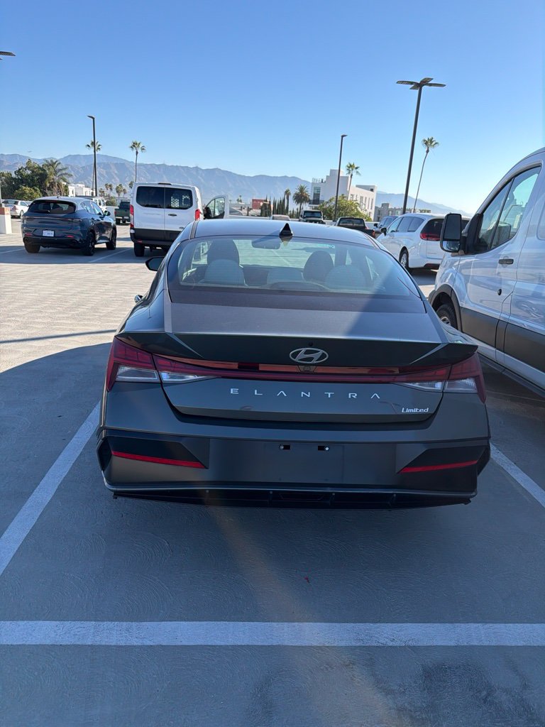 Used 2025 Hyundai Elantra Limited FWD image 4