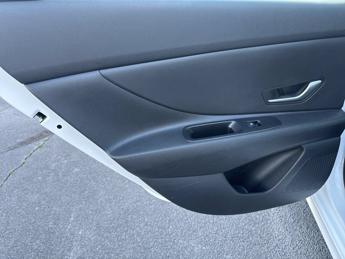 Used 2023 Hyundai Elantra SE FWD image 31
