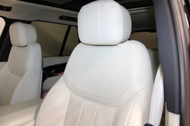 Used 2025 Land Rover Range Rover SE AWD/4WD image 9