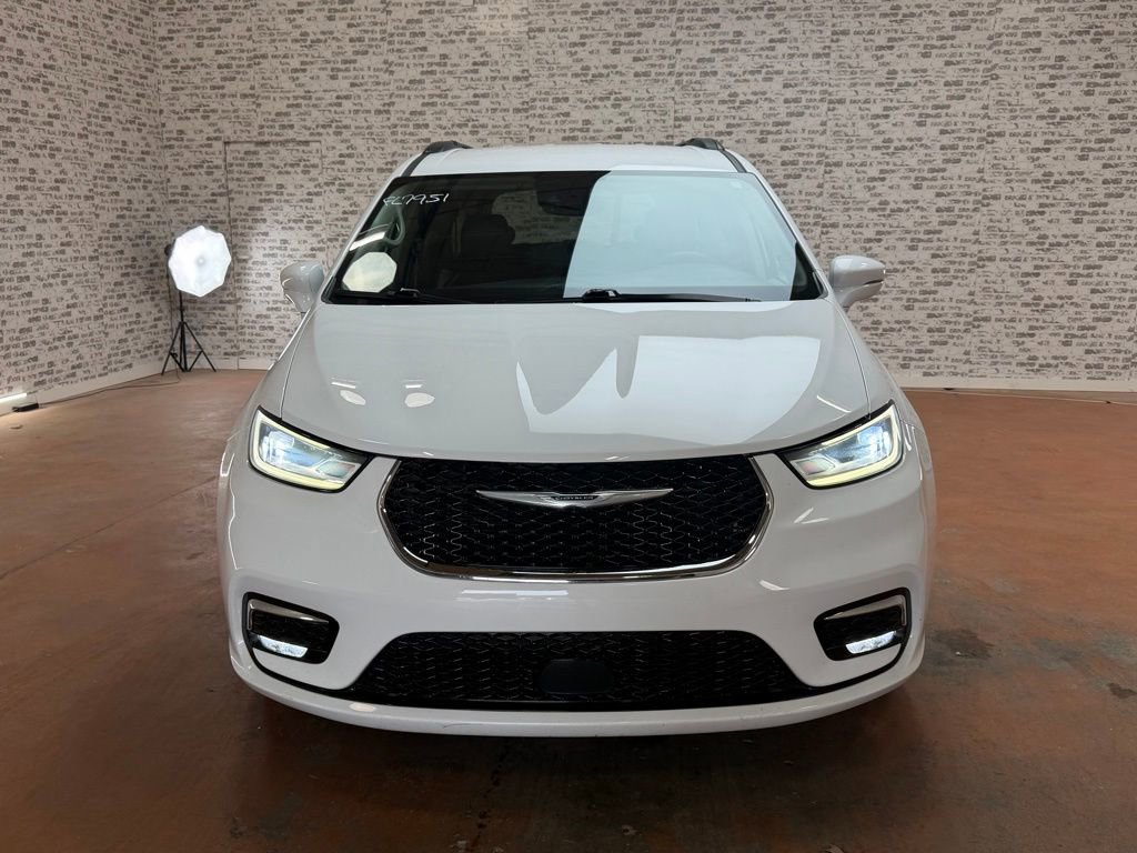 Used 2022 Chrysler Pacifica Touring-L FWD image 2