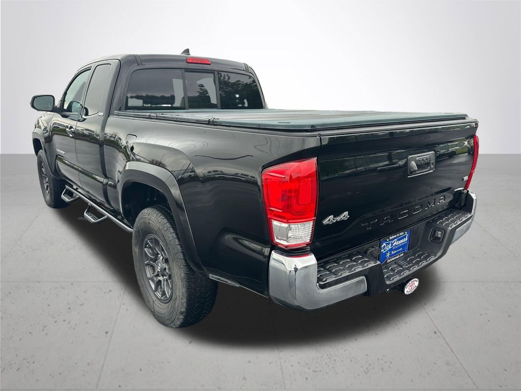 Certified 2017 Toyota Tacoma SR5 AWD/4WD image 10