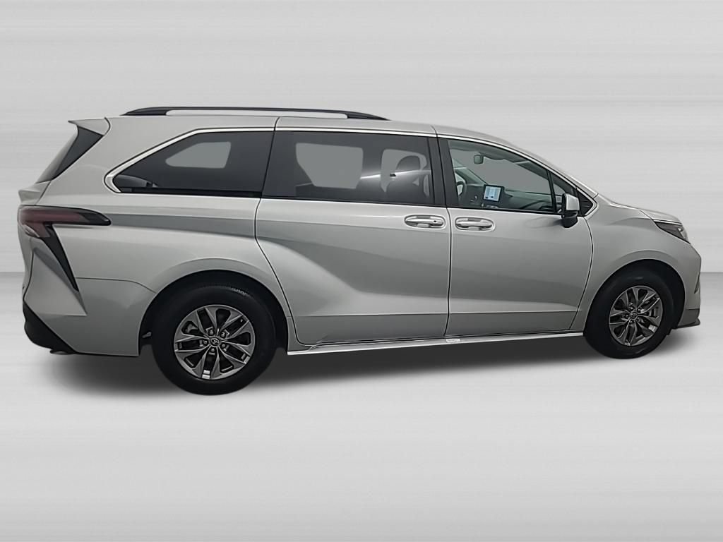 Used 2025 Toyota Sienna XLE FWD video 3