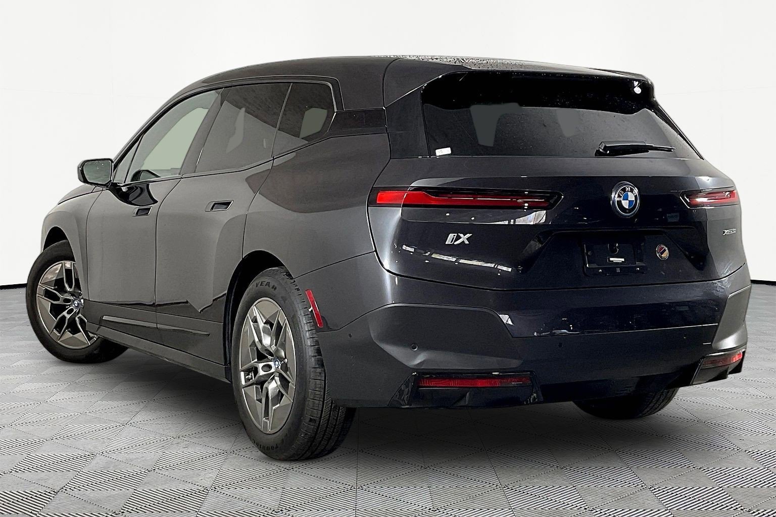 Certified 2022 BMW iX xDrive50 w/ Premium Package AWD/4WD image 5