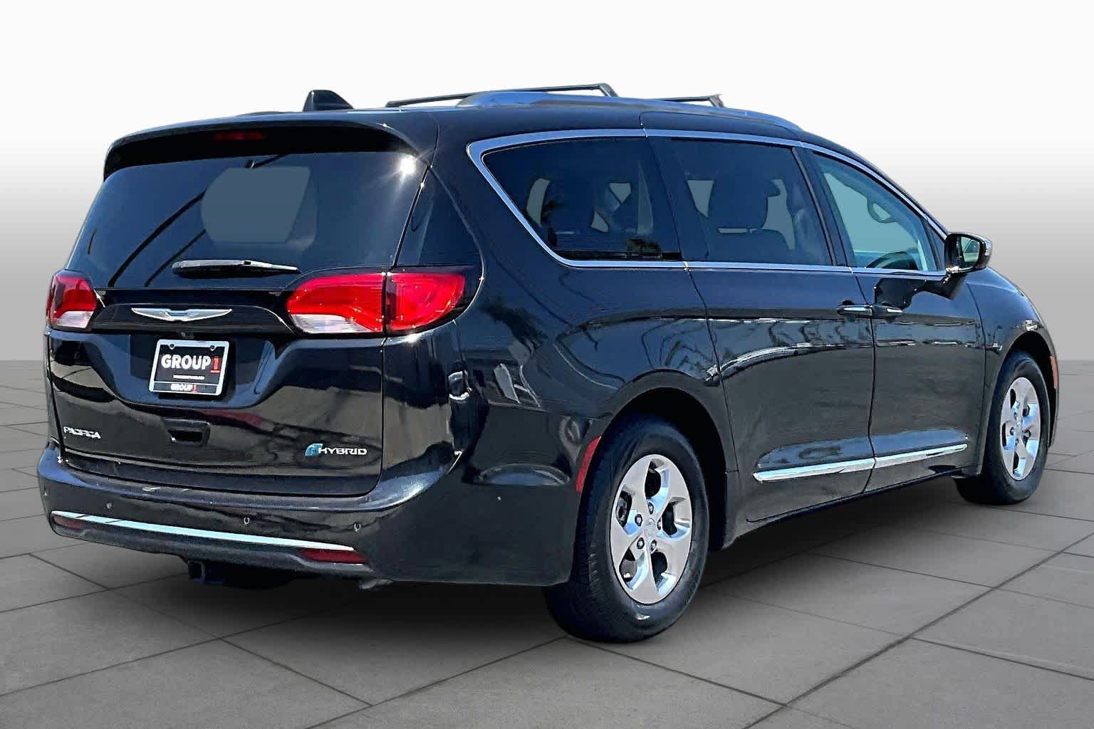 Used 2018 Chrysler Pacifica Limited w/ Advanced Safetytec Group FWD image 12