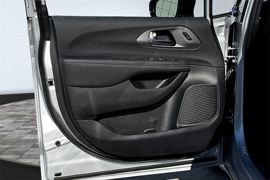 New 2026 Chrysler Pacifica Select image 30