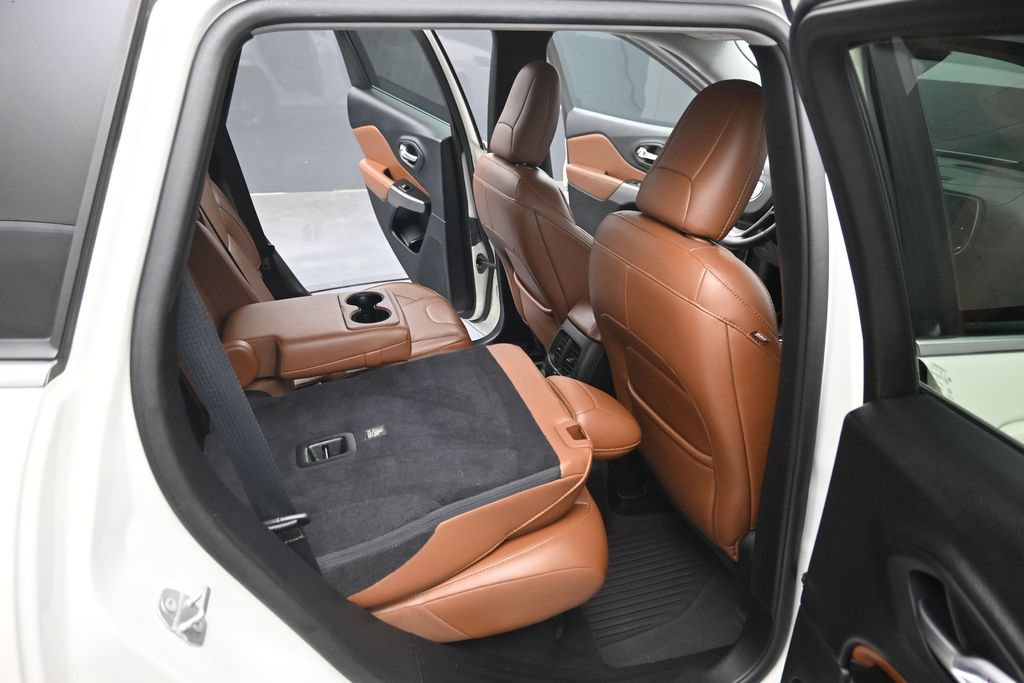 Used 2019 Jeep Cherokee Overland AWD/4WD image 30