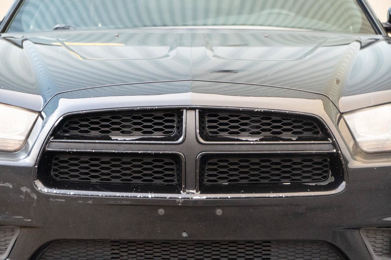 Used 2013 Dodge Charger SE RWD image 4