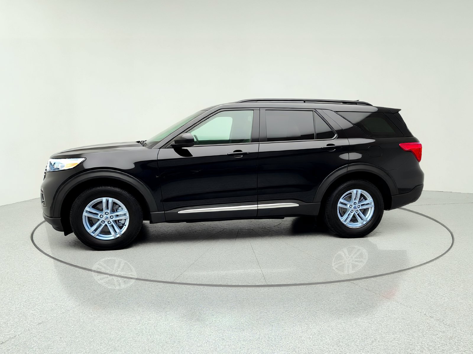 Used 2021 Ford Explorer XLT AWD/4WD image 3