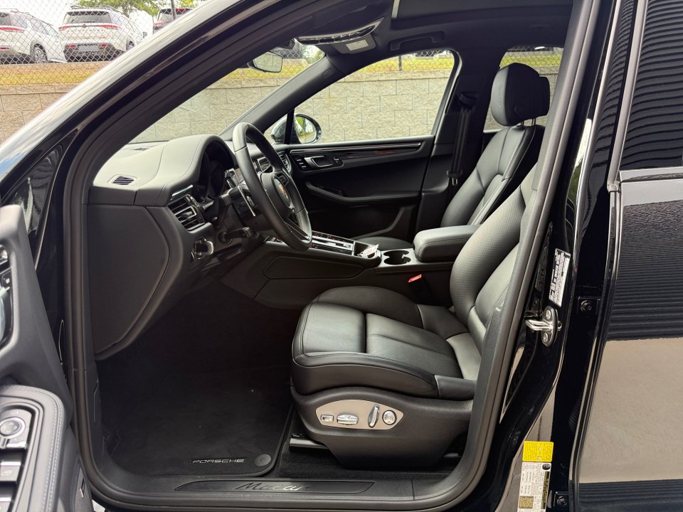 Certified 2026 Porsche Macan AWD/4WD image 5
