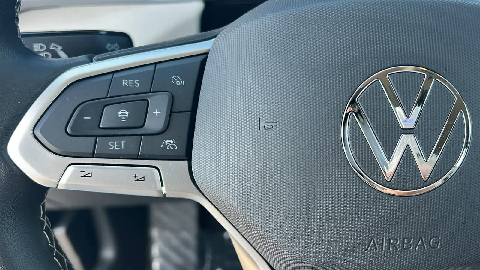 Used 2025 Volkswagen Taos SE image 19