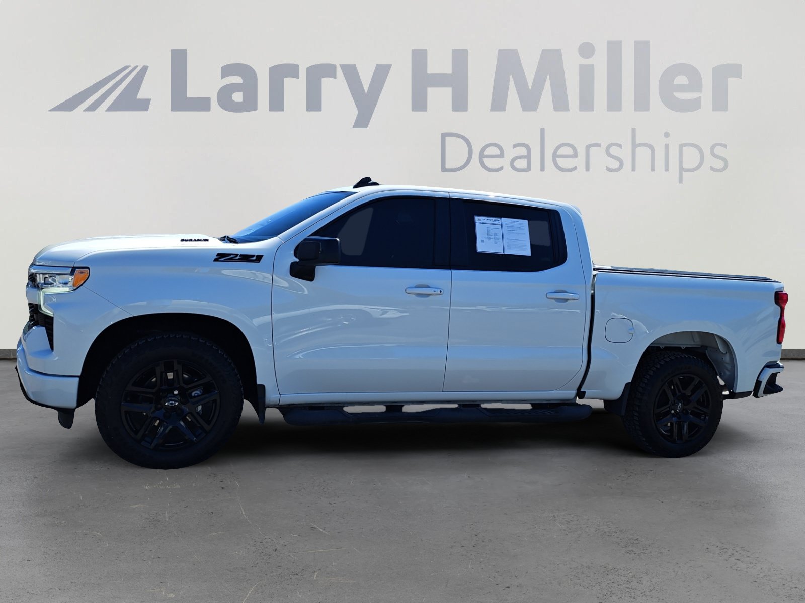 Used 2023 Chevrolet Silverado 1500 RST w/ Z71 Off-Road Package AWD/4WD image 2