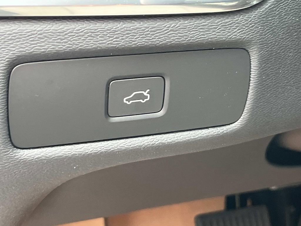 New 2026 Volvo XC60 B5 Core w/ Climate Package image 23