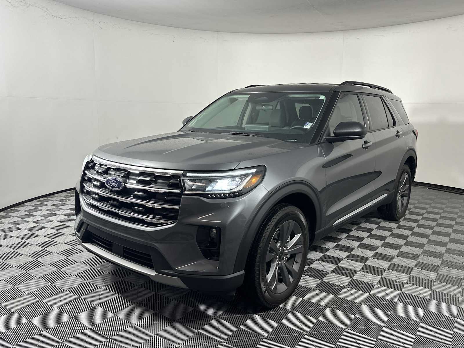Used 2025 Ford Explorer Active w/ Active Comfort Package AWD/4WD image 3