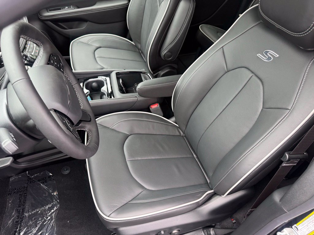 New 2027 Chrysler Pacifica Limited w/ Family Tech Group AWD/4WD image 14