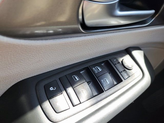 Used 2023 Chrysler Pacifica Touring-L FWD image 23