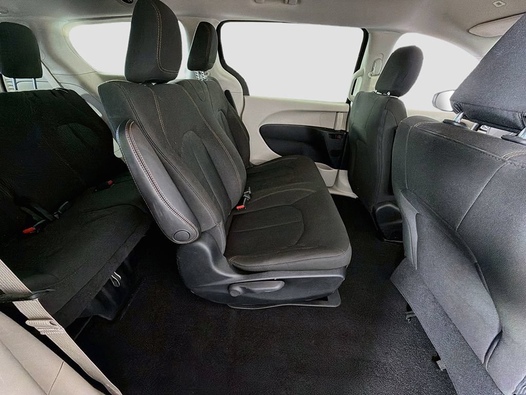 Used 2018 Chrysler Pacifica L FWD image 24