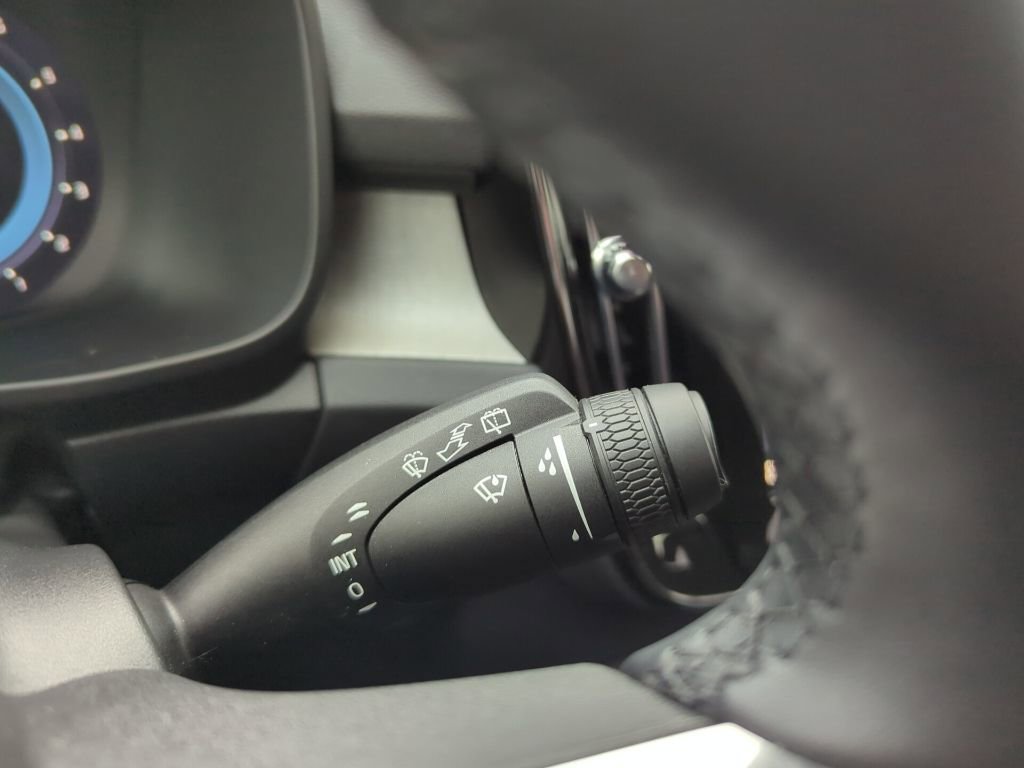 Used 2024 Volvo XC40 B5 Plus image 25