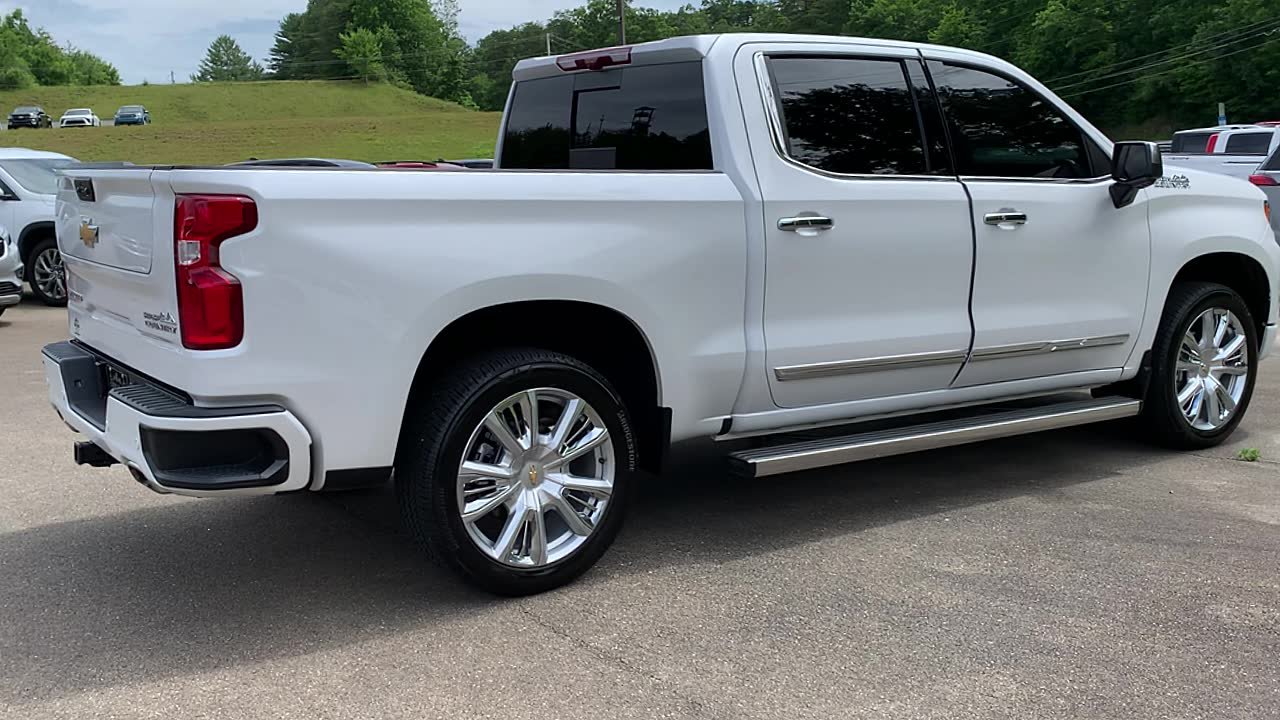 Used 2025 Chevrolet Silverado 1500 High Country AWD/4WD image 9
