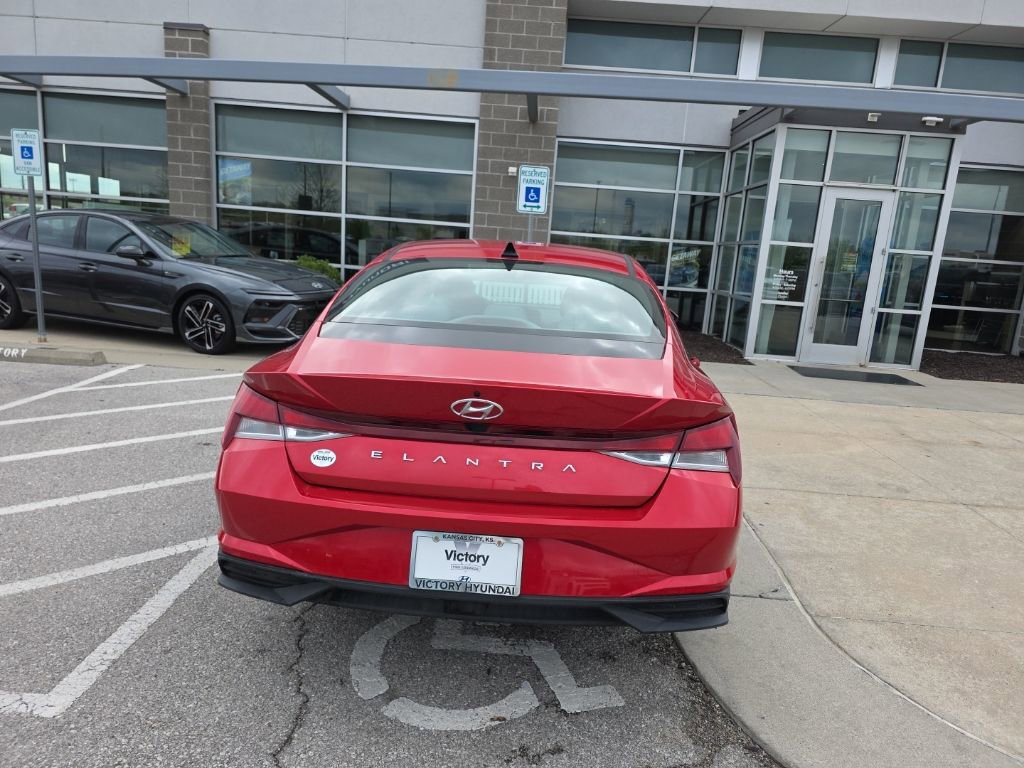 Used 2023 Hyundai Elantra SEL w/ Preferred Accessory Package FWD image 6