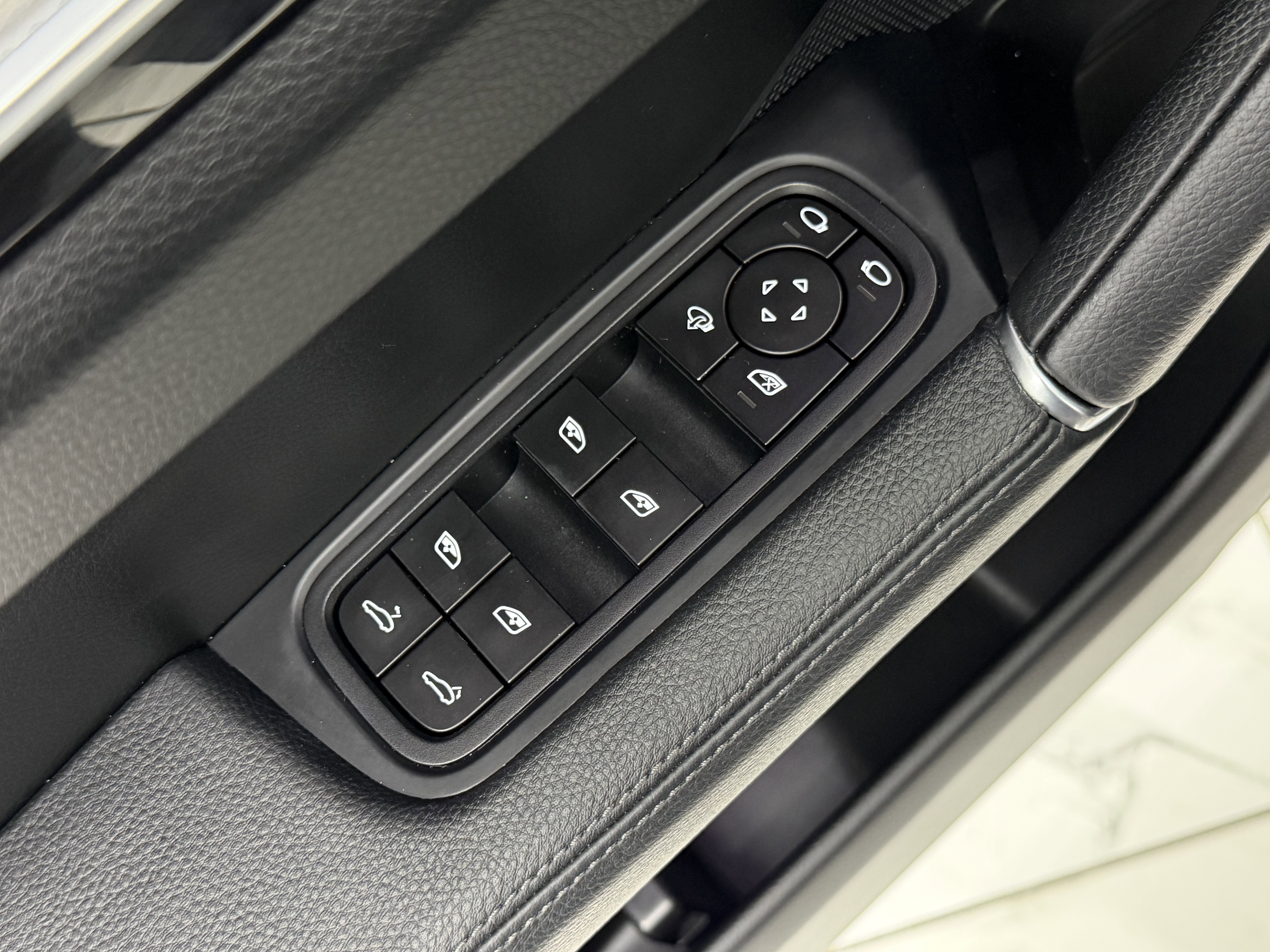 Certified 2022 Porsche Cayenne S image 28