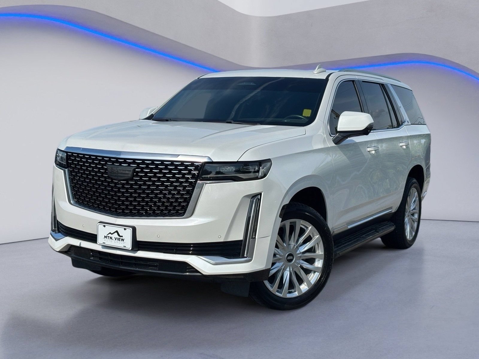 Used 2022 Cadillac Escalade Luxury AWD/4WD image 2
