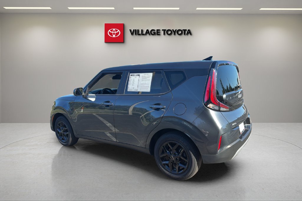 Used 2025 Kia Soul LX w/ LX Technology Package FWD image 11