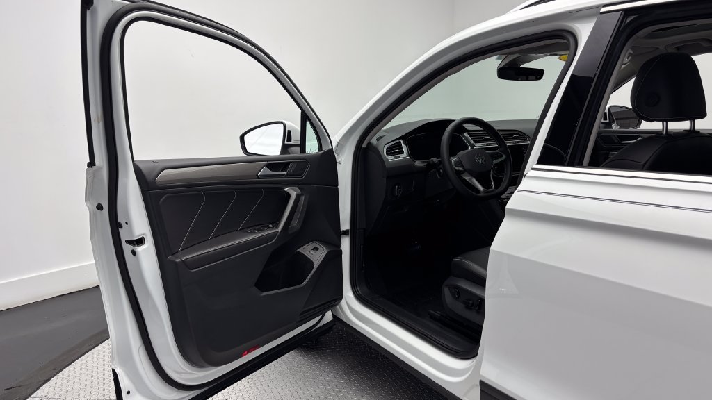 Used 2024 Volkswagen Tiguan SE w/ Panoramic Sunroof Package AWD/4WD image 17