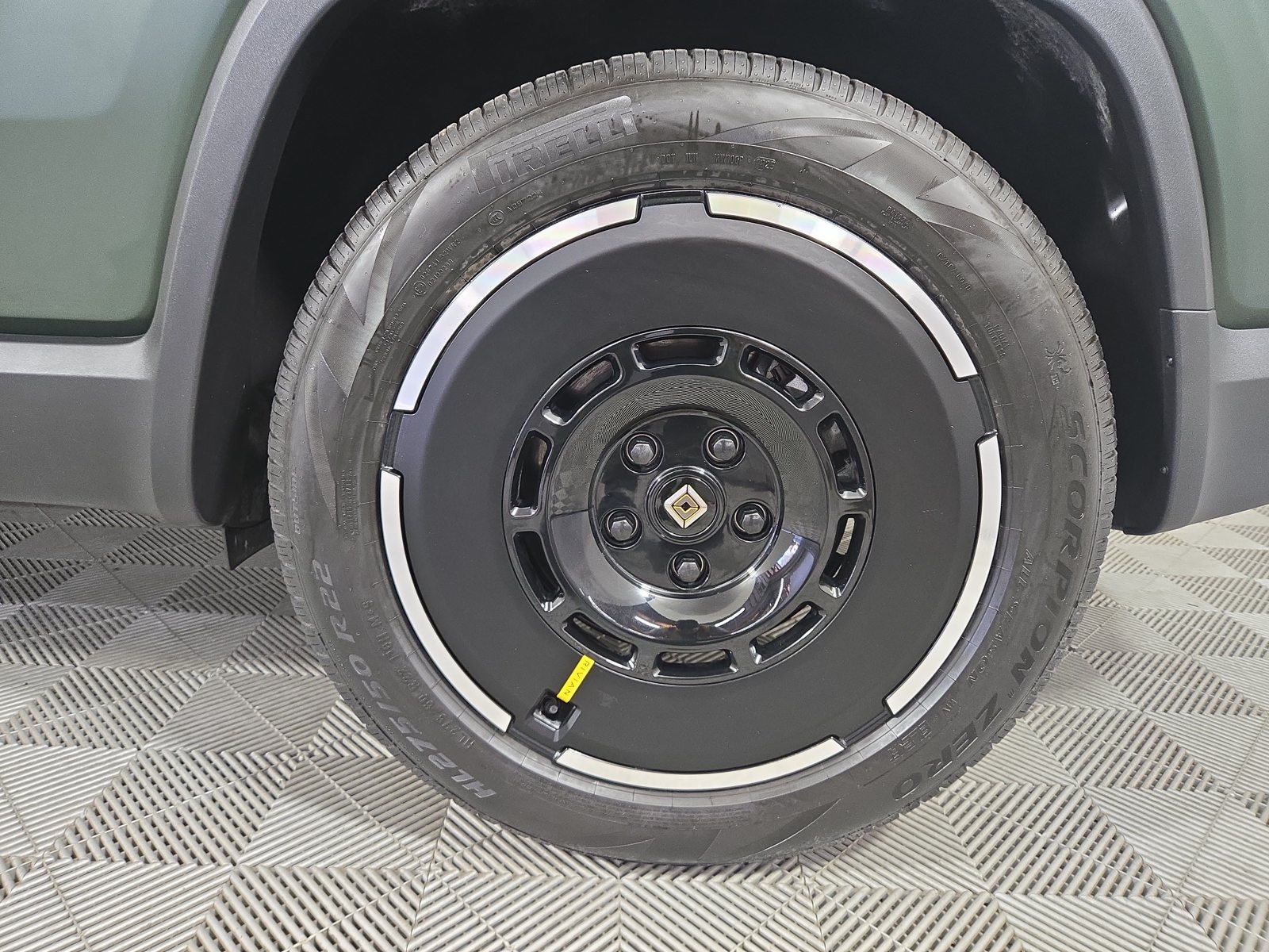 Used 2025 Rivian R1S Adventure Dual AWD/4WD image 10