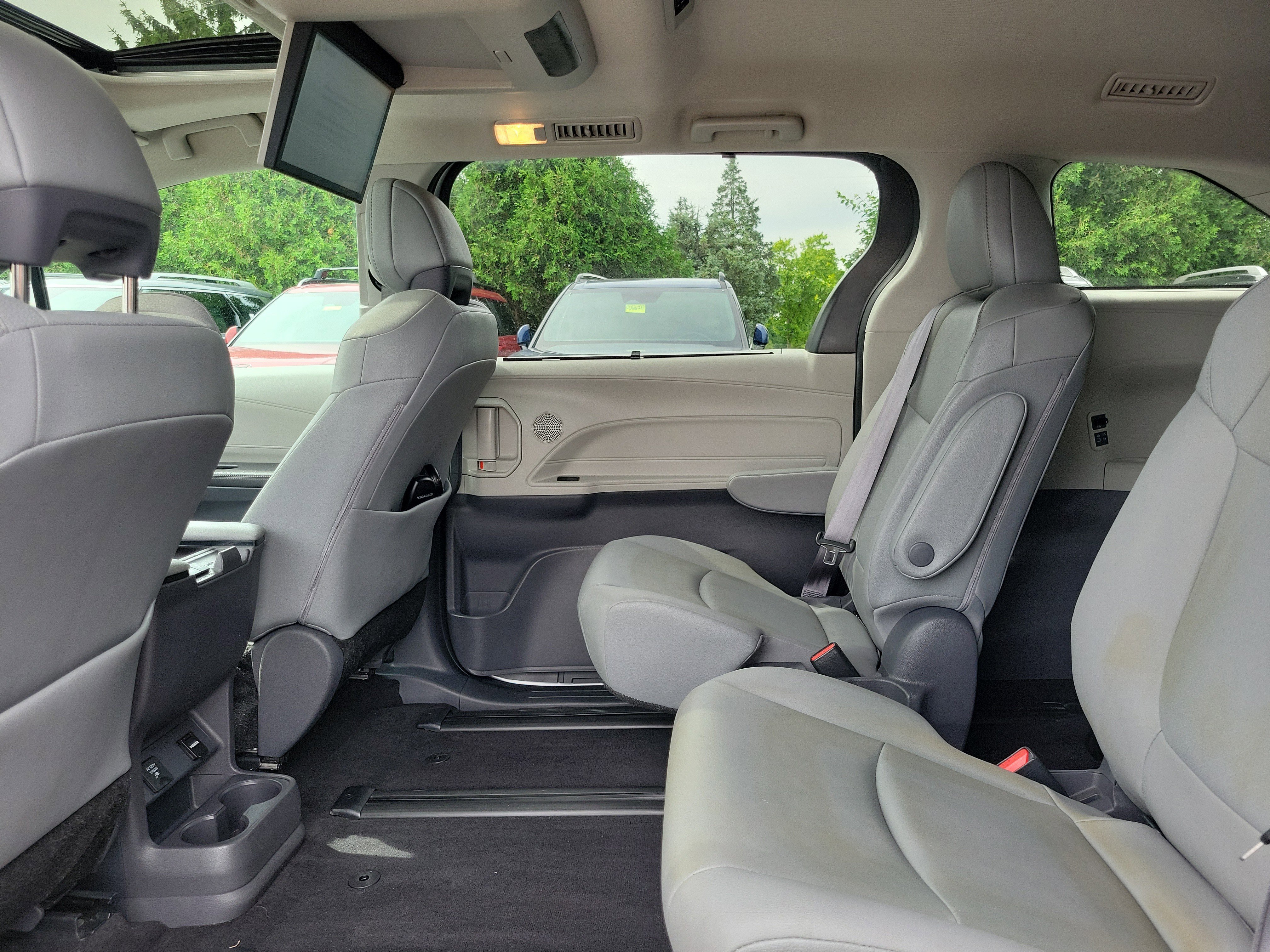 Used 2021 Toyota Sienna XLE w/ XLE Plus Package AWD/4WD image 11