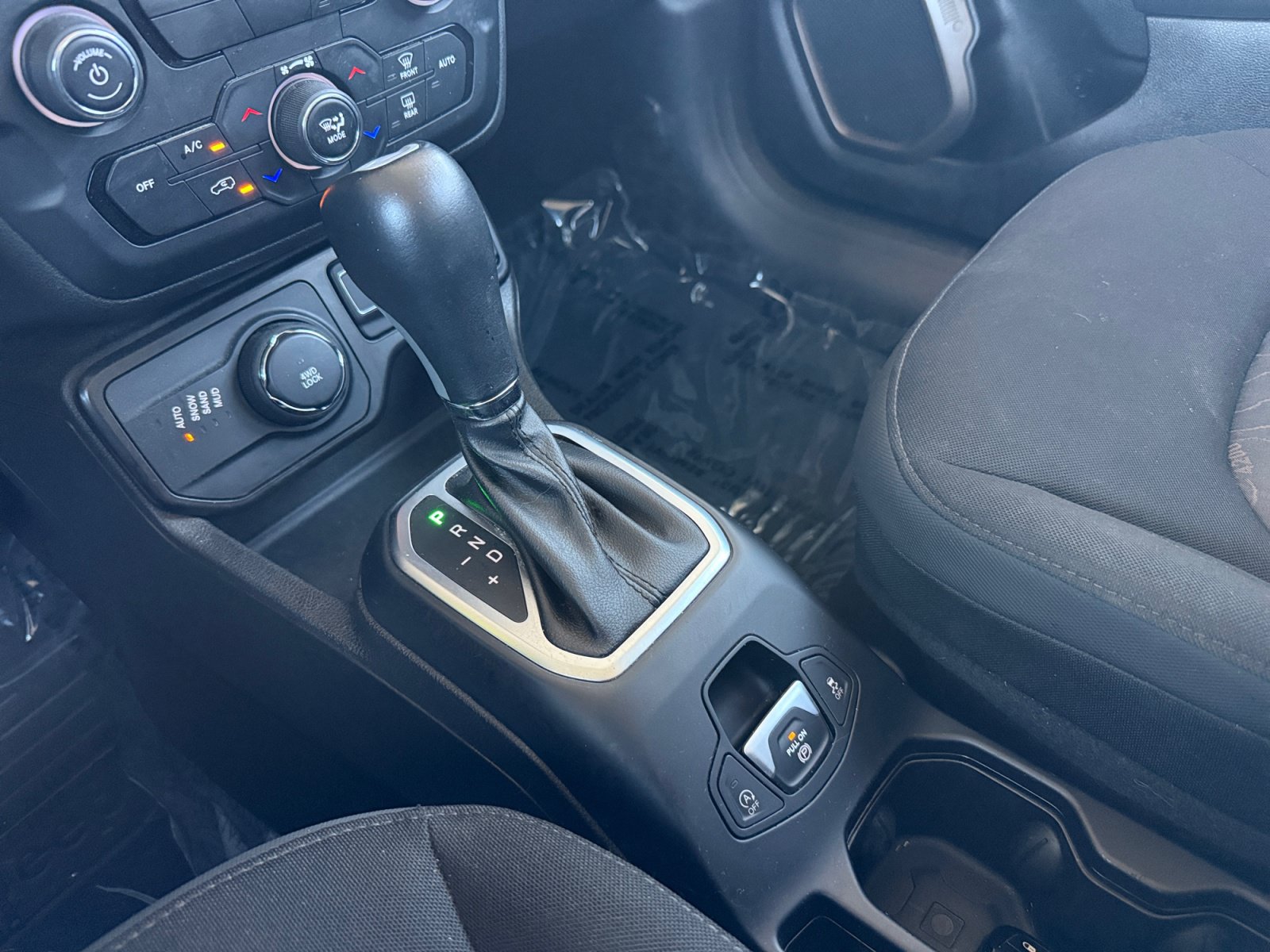 Used 2023 Jeep Renegade Latitude AWD/4WD image 19
