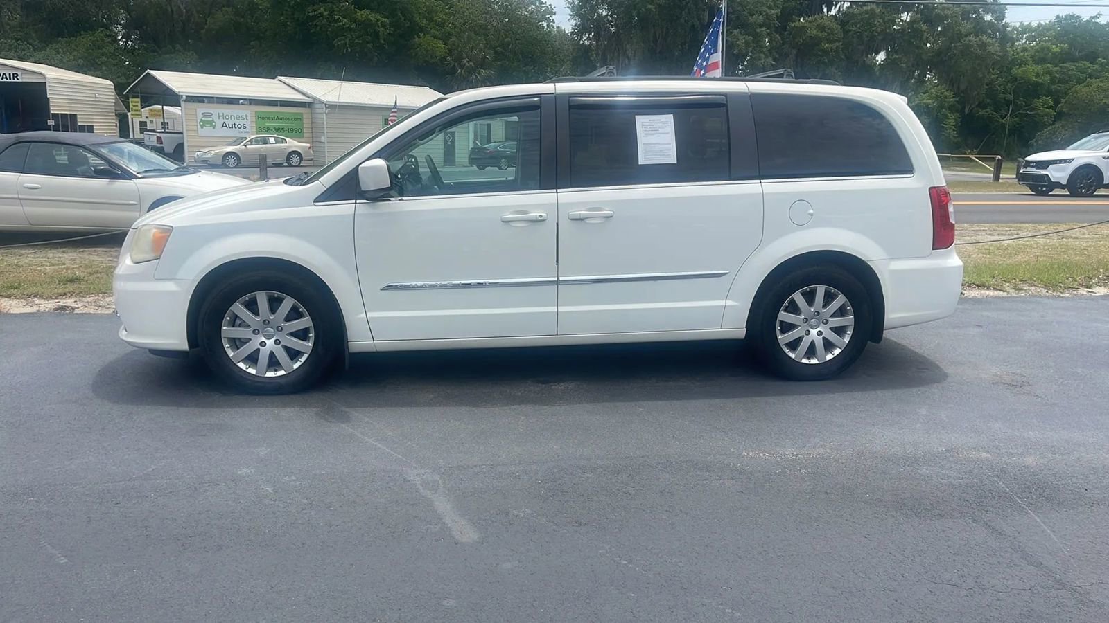 Used 2013 Chrysler Town & Country Touring FWD image 4