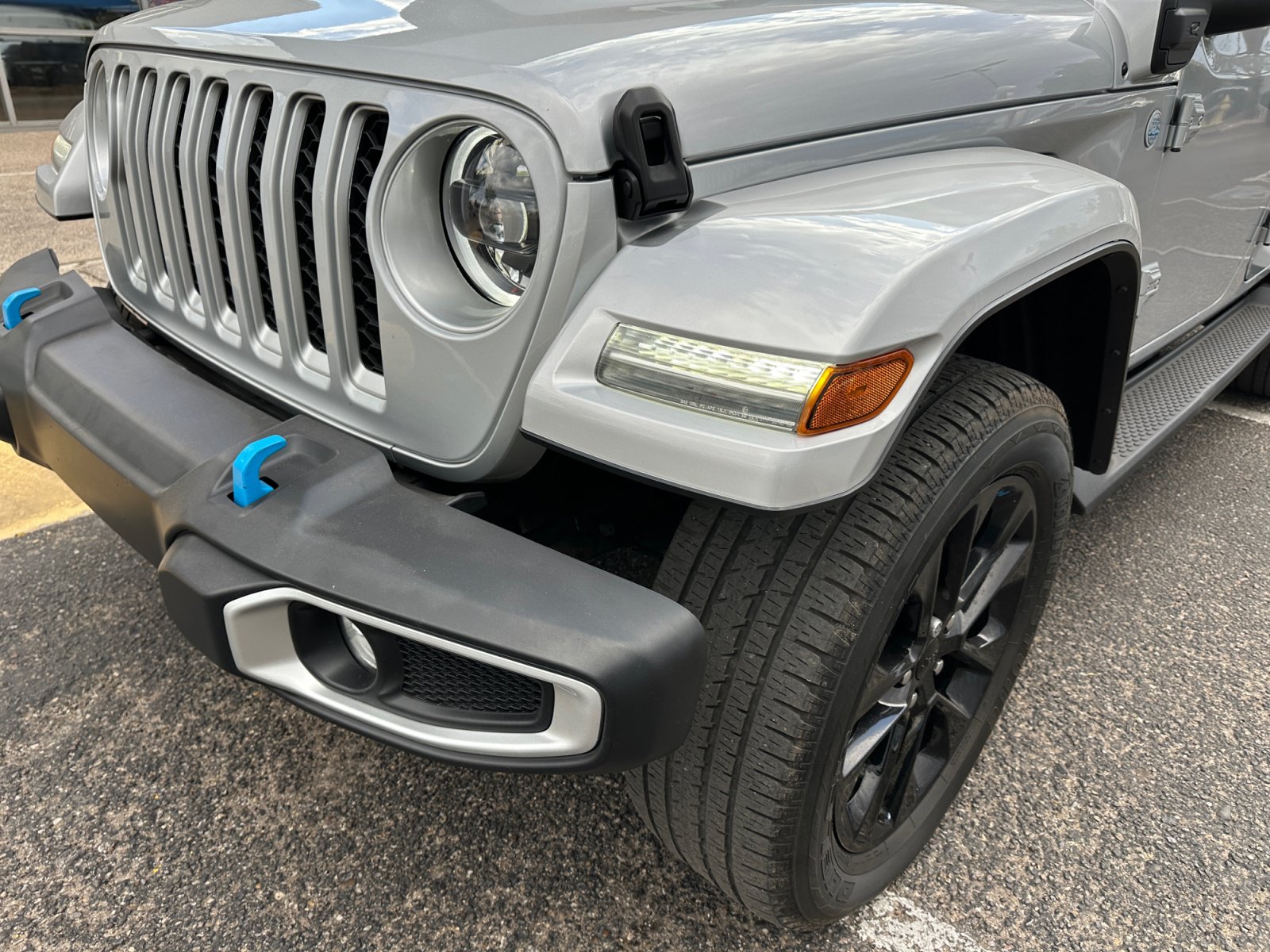 Used 2023 Jeep Wrangler Unlimited Sahara w/ Cold Weather Group AWD/4WD image 9