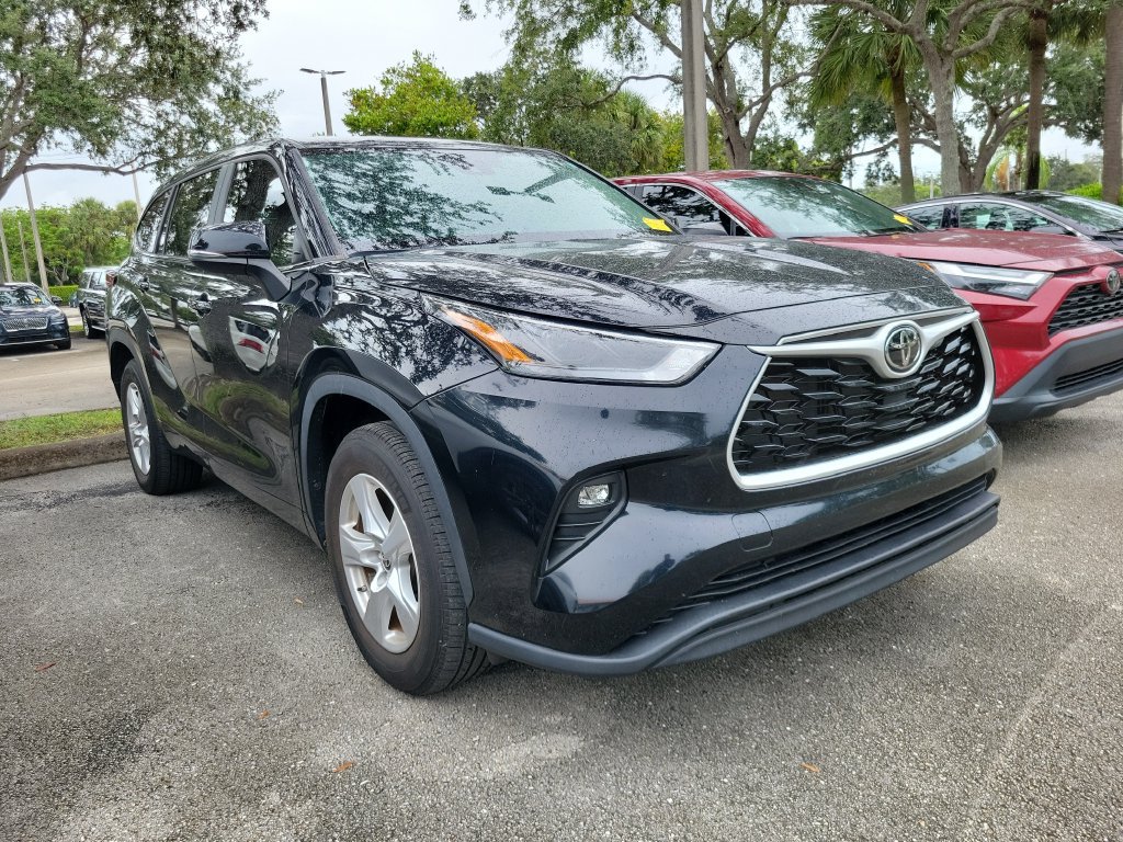 Used 2024 Toyota Highlander LE FWD image 3