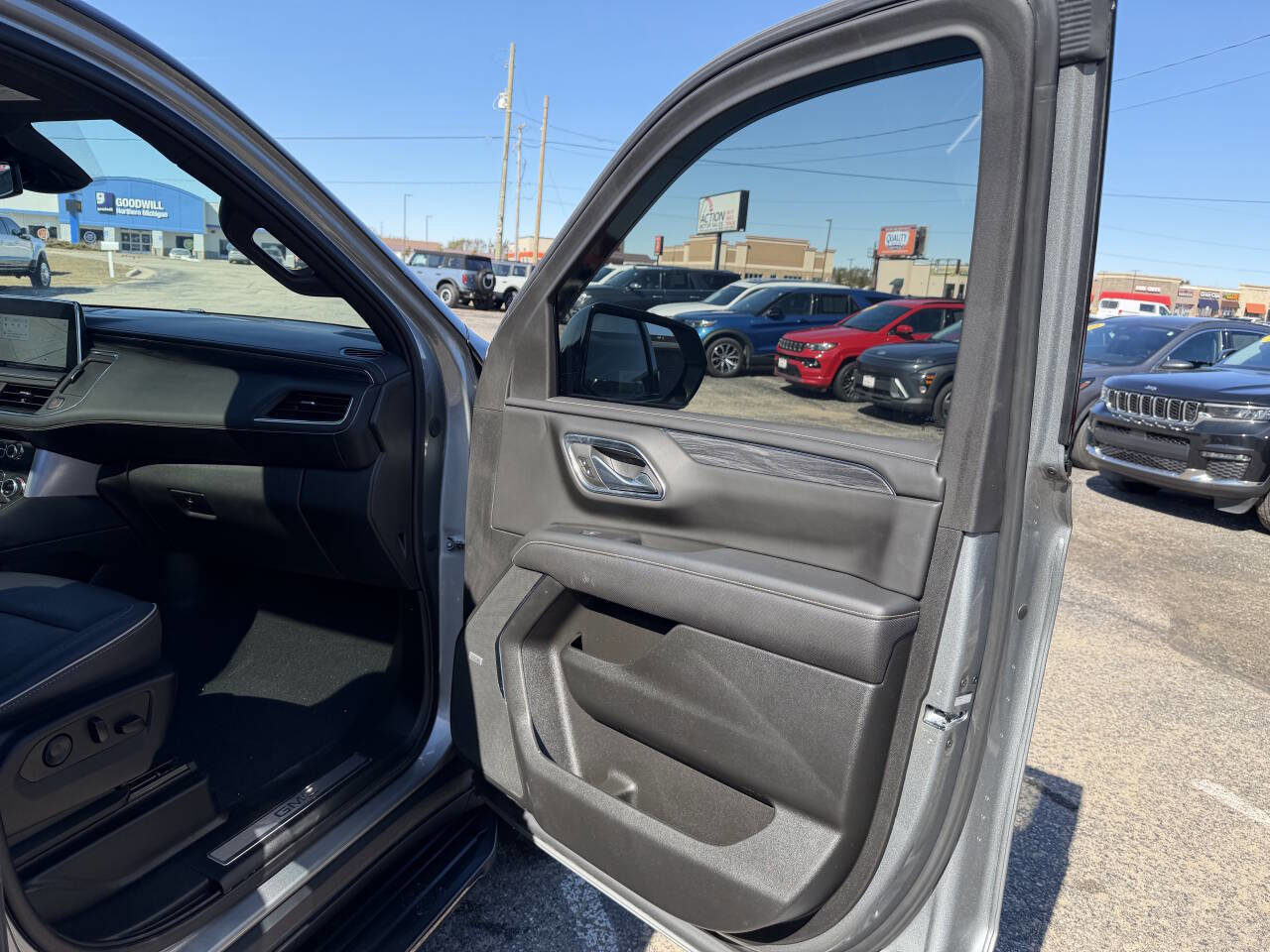 Used 2023 GMC Yukon SLT w/ SLT Luxury Package image 49