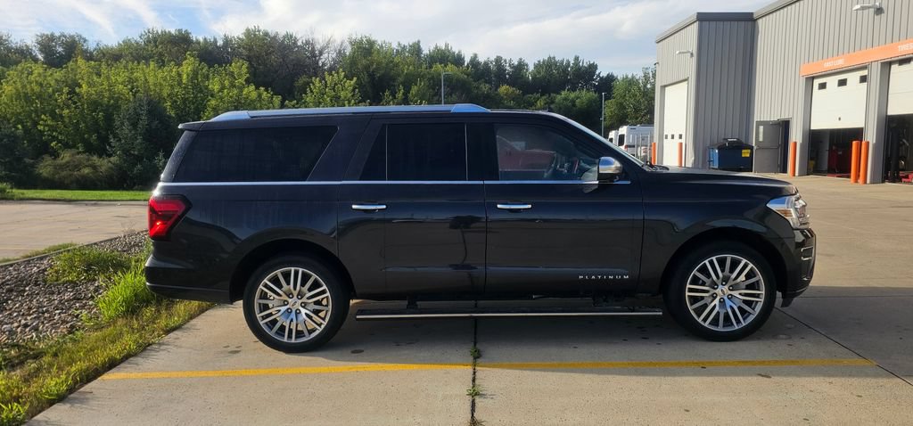 Used 2022 Ford Expedition Max Platinum AWD/4WD image 2