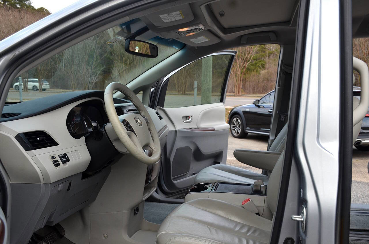 Used 2013 Toyota Sienna XLE image 13
