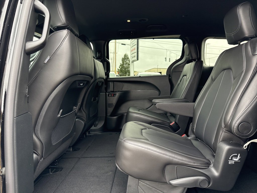 New 2026 Chrysler Pacifica Select image 17