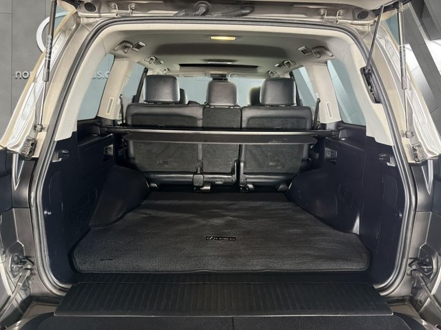 Used 2020 Lexus LX 570 4WD w/ Luxury Package image 22
