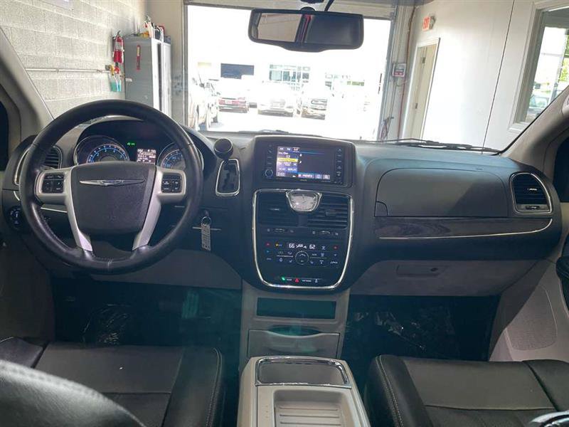Used 2015 Chrysler Town & Country Touring-L w/ Driver Convenience Group FWD image 23