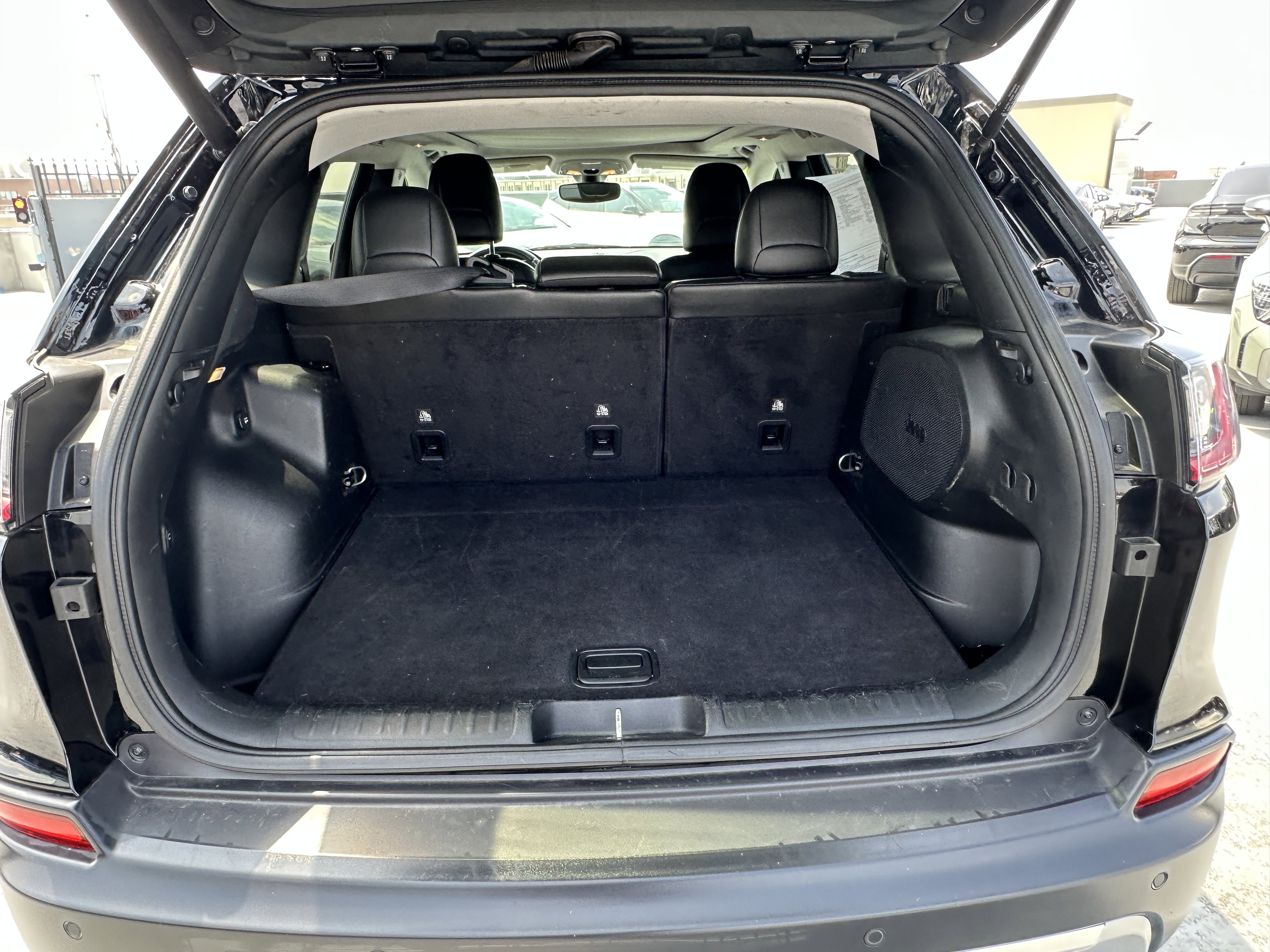 Used 2019 Jeep Cherokee Limited AWD/4WD image 23