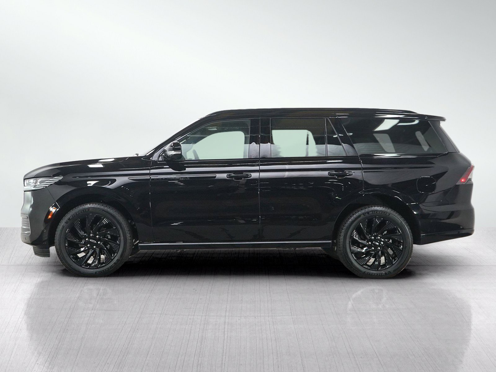 Used 2025 Lincoln Navigator Reserve w/ Jet Appearance Package AWD/4WD image 2