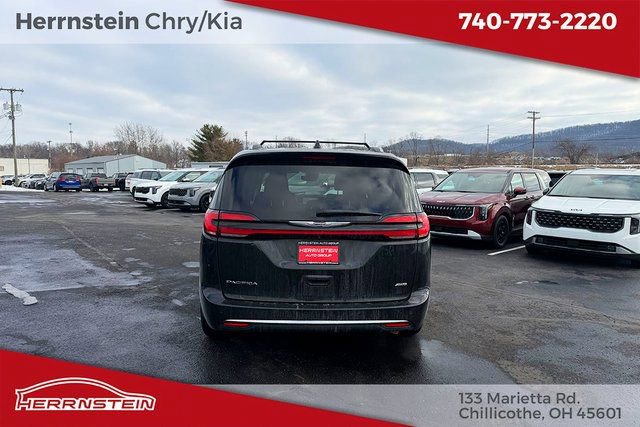 Used 2021 Chrysler Pacifica Touring-L image 31