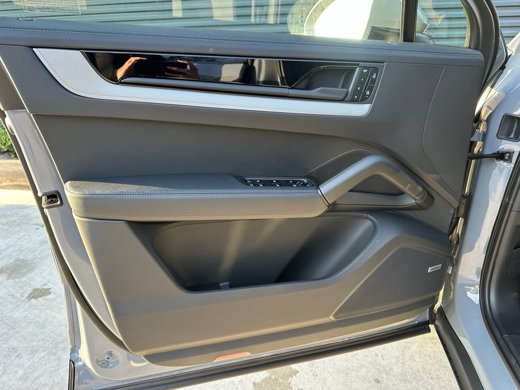 Certified 2026 Porsche Cayenne E-Hybrid Coupe AWD/4WD image 18